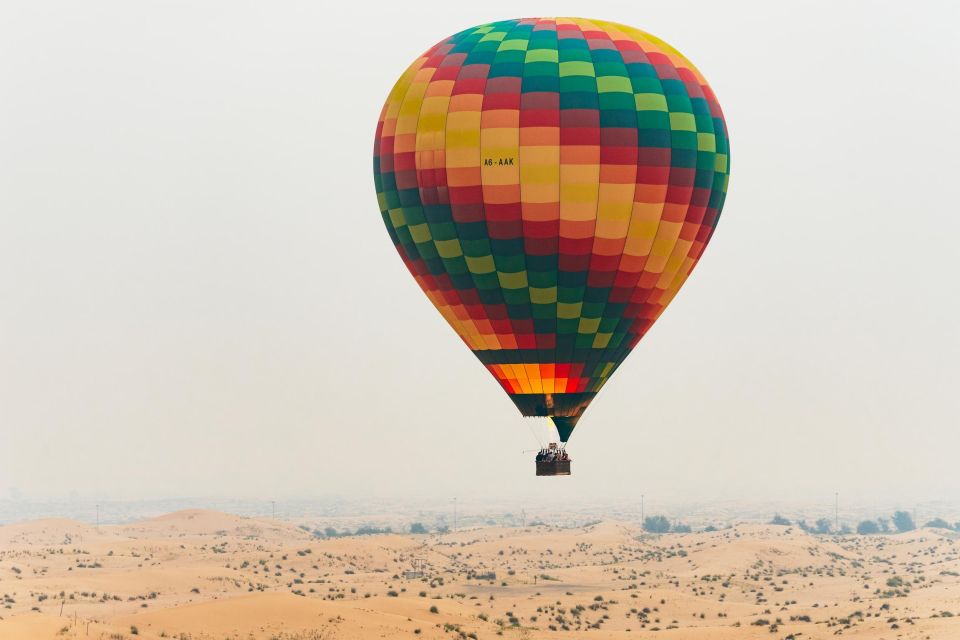 Sonnenaufgang Heißluftballonfahrt mit Kamelritt und Frühstück